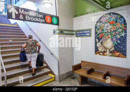 New York City, New York NY, New York City, Bronx metro, East 180th Street Stairs, Black Woman porte bagages art art mosaïque de tuiles, Station Villa, Lui Banque D'Images