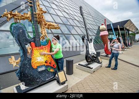 Cleveland Ohio, Rock & Roll Hall of Fame Museum, exposition de collection, GuitarMania public art électrique géant guitare adolescence adolescente fille jouant Banque D'Images