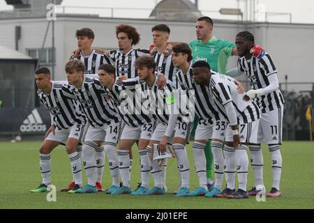 Vinovo, Italie, 15th mars 2022. Le Juventus FC commençant onze lignes avant le coup de pied, rangée arrière ( de L à R ); Nicolo Savona, Felix Nzouango, Tarik Muharemovic, Zsomboa Senko et Samuel Iling-Junior, rangée avant ( de G à D ); Riccardo Turicchia, Gabriele Mulazzi, Fabio Miretti, Andrea Bonetti, Andrea Bonetti, Matias Soule Malvano et Ange Josue Chibozo, dans le cadre du match de la Ligue des jeunes de l'UEFA au Centre Juventus, à Vinovo. Crédit photo à lire: Jonathan Moscrop / Sportimage crédit: Sportimage / Alay Live News Banque D'Images