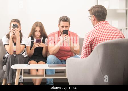 père mère et enfant à la séance de psychologue. thérapie familiale. parents avec enfant Banque D'Images