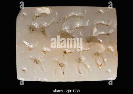 Cachet, Tabloïd. Iran ou Mésopotamie, vers 3000 av. J.-C. Outils et équipement; joints. Calcite blanche Banque D'Images