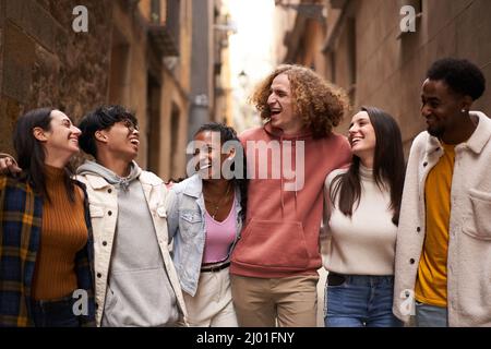 Groupe d'amis s'amuser ensemble en plein air Banque D'Images