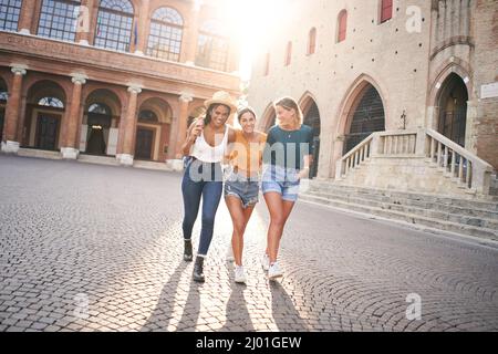 Les gens apprécient les vacances d'été. Groupe de femmes marchant rire à la ville en appréciant ensemble Banque D'Images