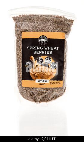 Winneconne, WI -11 mars 2021 : un paquet de baies dures de bouleau et de blé de printemps sur un fond isolé Banque D'Images