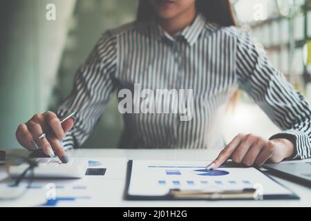 Femme d'affaires consultant en investissement analyse et vérification du budget de l'entreprise. concept financier et comptable. Banque D'Images