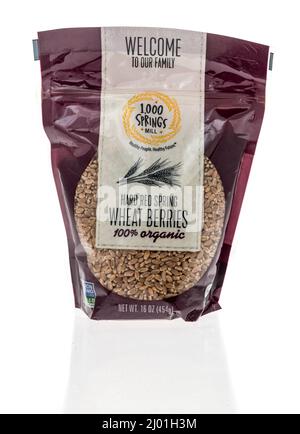 Winneconne, WI -13 Mars 2021: Un paquet de bienvenue à notre famille de baies dures de blé sur un fond isolé Banque D'Images