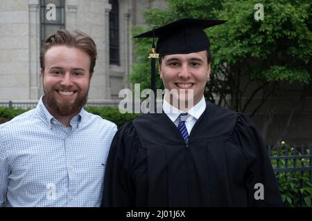 Frères ensemble le jour de la remise des diplômes. St Paul Minnesota MN États-Unis Banque D'Images
