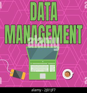 Gestion des données d'affichage conceptuel. Mot pour la pratique d'organiser et de maintenir les processus de données ordinateur portable reposant sur Une table à côté de tasse à café et Banque D'Images