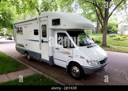 Elégant Winnebago Travel Trailer garé dans une rue de quartier à la recherche de nouveaux endroits. St Paul Minnesota MN États-Unis Banque D'Images