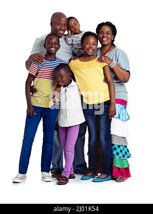 Étaient toujours là pour les uns les autres. Photo en studio d'une famille africaine heureuse isolée sur blanc. Banque D'Images