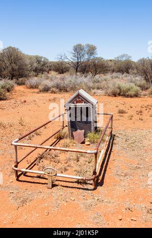 Tombe du Bush solitaire au cimetière de Menzies, qui contient des tombes de pionniers de l'époque de la ruée vers l'or, Australie occidentale, Australie occidentale, Australie Banque D'Images