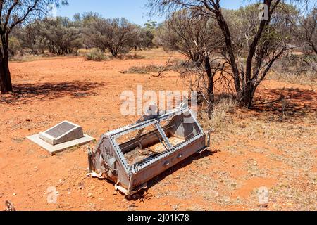 Tombe du Bush solitaire au cimetière de Menzies, qui contient des tombes de pionniers de l'époque de la ruée vers l'or, Australie occidentale, Australie occidentale, Australie Banque D'Images