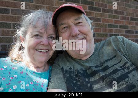 Couple plus âgé souriant célébrant la vie. St Paul Minnesota MN États-Unis Banque D'Images