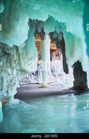 Tunnel de glace verte et bleue dans la grotte menant à la grande glace Banque D'Images