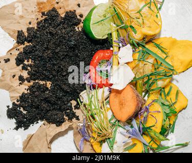 Image de haut en bas des restes de cuisine qui seront utilisés pour le compost organique Banque D'Images