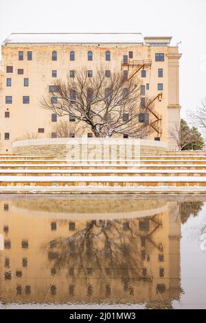 Vue imprenable sur un jardin enneigé avec Survival Tree of Oklahoma City National Memorial et le musée de l'Oklahoma Banque D'Images