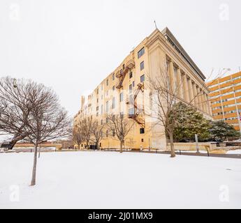 Vue imprenable sur un jardin enneigé avec Survival Tree of Oklahoma City National Memorial et le musée de l'Oklahoma Banque D'Images