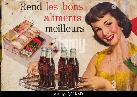 Vintage Coca Cola soft drink publicité carton mur signe pour le marché francophone. Banque D'Images