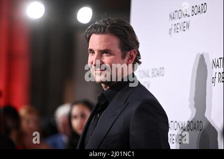 New York, États-Unis. 15th mars 2022. L'acteur Bradley Cooper marche sur le tapis rouge lors des Prix annuels du Conseil national de révision, qui se sont tenus au 42nd rue Cipriani à New York, NY, le 15 mars 2022. (Photo par Anthony Behar/Sipa USA) crédit: SIPA USA/Alay Live News Banque D'Images