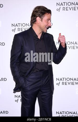 New York, États-Unis. 15th mars 2022. L'acteur Bradley Cooper marche sur le tapis rouge lors des Prix annuels du Conseil national de révision, qui se sont tenus au 42nd rue Cipriani à New York, NY, le 15 mars 2022. (Photo par Anthony Behar/Sipa USA) crédit: SIPA USA/Alay Live News Banque D'Images