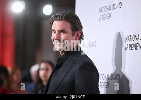 New York, États-Unis. 15th mars 2022. L'acteur Bradley Cooper marche sur le tapis rouge lors des Prix annuels du Conseil national de révision, qui se sont tenus au 42nd rue Cipriani à New York, NY, le 15 mars 2022. (Photo par Anthony Behar/Sipa USA) crédit: SIPA USA/Alay Live News Banque D'Images
