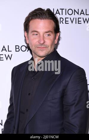 New York, États-Unis. 15th mars 2022. L'acteur Bradley Cooper marche sur le tapis rouge lors des Prix annuels du Conseil national de révision, qui se sont tenus au 42nd rue Cipriani à New York, NY, le 15 mars 2022. (Photo par Anthony Behar/Sipa USA) crédit: SIPA USA/Alay Live News Banque D'Images