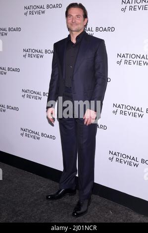 New York, États-Unis. 15th mars 2022. L'acteur Bradley Cooper marche sur le tapis rouge lors des Prix annuels du Conseil national de révision, qui se sont tenus au 42nd rue Cipriani à New York, NY, le 15 mars 2022. (Photo par Anthony Behar/Sipa USA) crédit: SIPA USA/Alay Live News Banque D'Images