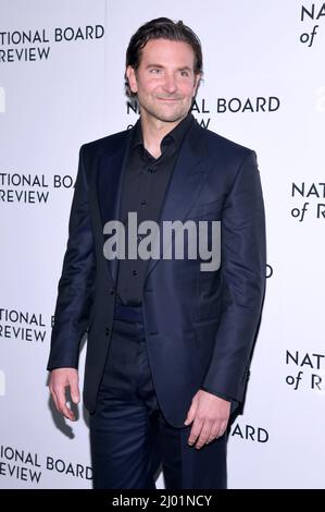 New York, États-Unis. 15th mars 2022. L'acteur Bradley Cooper marche sur le tapis rouge lors des Prix annuels du Conseil national de révision, qui se sont tenus au 42nd rue Cipriani à New York, NY, le 15 mars 2022. (Photo par Anthony Behar/Sipa USA) crédit: SIPA USA/Alay Live News Banque D'Images