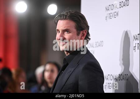 New York, États-Unis. 15th mars 2022. L'acteur Bradley Cooper marche sur le tapis rouge lors des Prix annuels du Conseil national de révision, qui se sont tenus au 42nd rue Cipriani à New York, NY, le 15 mars 2022. (Photo par Anthony Behar/Sipa USA) crédit: SIPA USA/Alay Live News Banque D'Images