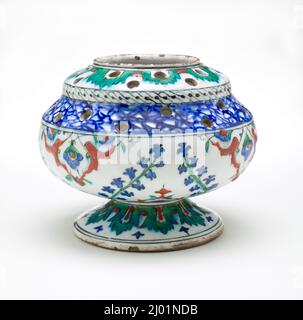 Vase à fleurs percé. Turquie, Iznik, troisième quart du 16th siècle. Céramique. Vaisselle, sous-verglaçure Banque D'Images