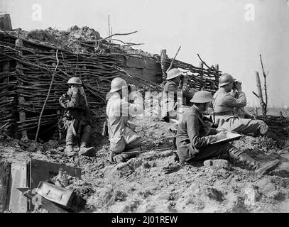 Les officiers d'observation avant-garde de l'artillerie britannique et française, avec le téléphoniste britannique de terrain, aident à la mise en service des armes. Banque D'Images