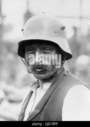 Portrait d'un prisonnier allemand de WW1 portant un casque et, ce qui pourrait être, des vêtements civils. Banque D'Images