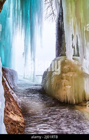 De belles formations de glace congelée et des glaçons de bleu dans la grotte Banque D'Images