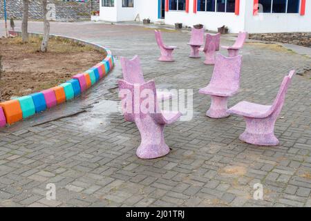 Chaises en béton vides, à l'extérieur Banque D'Images