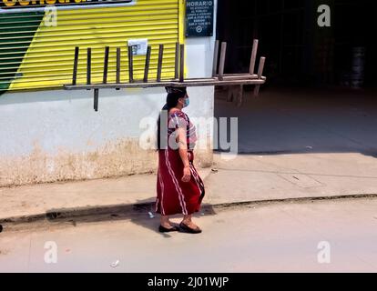 Ixil femme portant un banc sur sa tête, Nebaj, El Quiché, Guatemala Banque D'Images