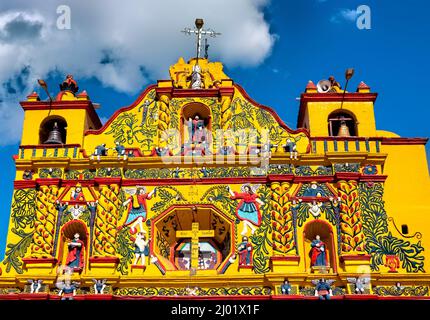 L'église étonnamment colorée de San Andrés Xecul, Totonicapán, Guatemala Banque D'Images