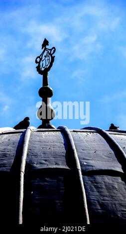 Izmir, Turquie, Turquie. 13th mars 2022. Une mosquée Konak historique dans le centre d'Izmir, Turquie, le 13 mars 2022. La mosquée a visité tous les jours par des musulmans et des touristes. (Credit image: © Idil Toffolo/Pacific Press via ZUMA Press Wire) Banque D'Images