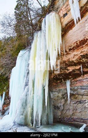 Grand Island dans le Michigan hiver grandes glaces pendant au large des falaises Banque D'Images