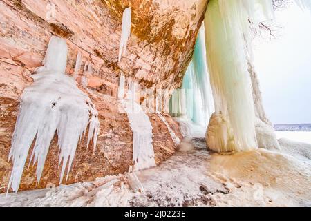 Formation de formations de glace et de glaces sur les falaises rocheuses en hiver Banque D'Images