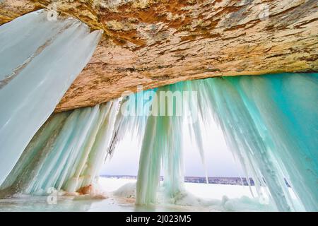 Grotte de glace du lac au Michigan avec de grandes glaces bleues et vertes Banque D'Images
