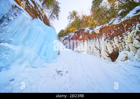 Détail de la cascade gelée et des formations de glace sur les falaises Banque D'Images