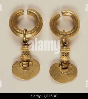 Paire de boucles d'oreilles dorées. Corée, période des trois royaumes, ancien Royaume de Silla (57 B.C.-A.D. 668), 5th-7th siècle. Bijoux et accessoires; boucles d'oreilles. Or martelé Banque D'Images