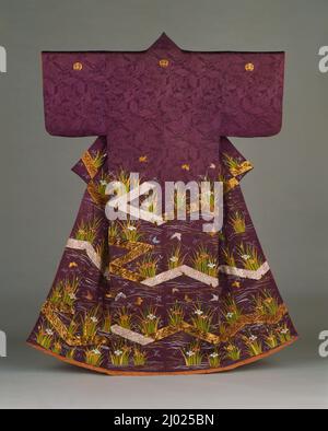 Kosode de femme (kimono) avec les ponts de Plank (Yatsuhashi), les Irises et les papillons. Japon, fin de la période Edo (1615-1868) - période Meiji (1868-1912), 19th siècle. Costumes; tenue principale (tout le corps). Damassé satiné en soie (donsu) avec broderie de fil de soie et de soie enveloppée de papier doré Banque D'Images