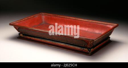 Plateau rectangulaire (plateau de ventilateur à changement de vitesse). Chine, début de la dynastie Qing, probablement période Kangxi, 1662-1722, mais avec la marque Yongzheng. Ameublement; service de chambre. Laque rouge et noire sur le noyau de bois avec peinture or et décoration appliquée (duicai) et cickerwork Banque D'Images