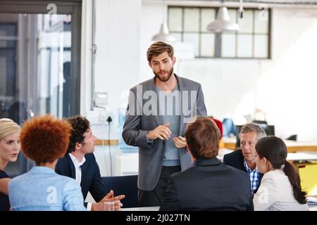 Trouver des idées intéressantes en équipe. Photo rognée d'un groupe de professionnels d'affaires lors d'une réunion de bureau. Banque D'Images