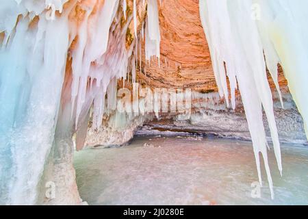 Entrée à la grotte de glace gelée sur le lac avec de grandes formations de glace Banque D'Images