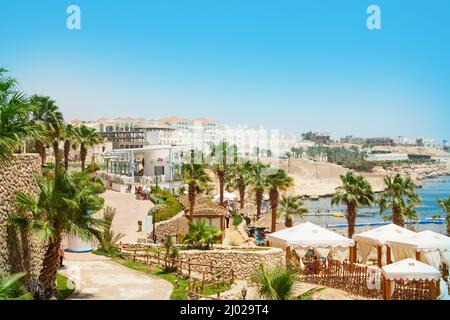 Charm El Sheikh, Égypte - vers avril 2015 : hôtel égyptien avec vue sur le spa et le ciel bleu Banque D'Images