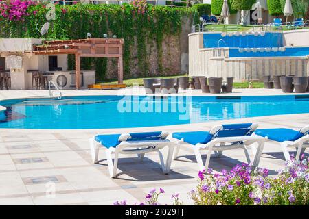 Charm El Sheikh, Égypte - vers avril 2015 : hôtel égyptien avec vue sur la piscine Banque D'Images