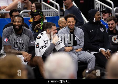 Orlando, États-Unis. 15th mars 2022. Les joueurs de Brooklyn nets rient tandis que la foule chante Kyrie Irving (11 Brooklyn nets) pour être de retour pendant le match de la National Basketball Association entre Orlando Magic et Brooklyn nets au centre Amway à Orlando, en Floride. Andrea Vilchez/SPP crédit: SPP Sport presse photo. /Alamy Live News Banque D'Images