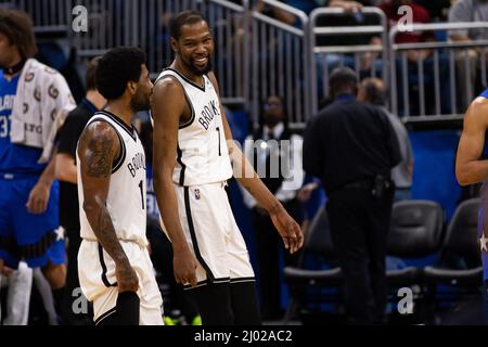 Orlando, États-Unis. 15th mars 2022. Kyrie Irving (11 Brooklyn nets) et Kevin durant (7 Brooklyn nets) rient ensemble pendant le match de la National Basketball Association entre Orlando Magic et Brooklyn nets au Amway Center à Orlando, en Floride. Andrea Vilchez/SPP crédit: SPP Sport presse photo. /Alamy Live News Banque D'Images